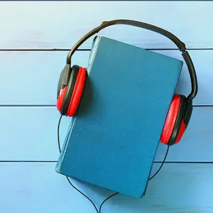 Ein Bild mit einem Buch, welches Kopfhörer trägt.