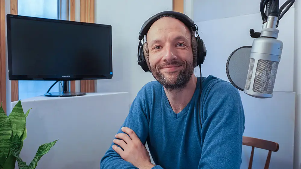 Ein Bild mit Imagefilmsprecher Robert Moeck in seinem eigenen Studio.