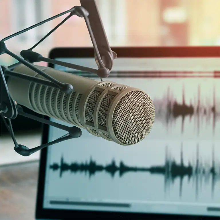 mikrofon-vor-bildschirm-mit-audioaufnahmen